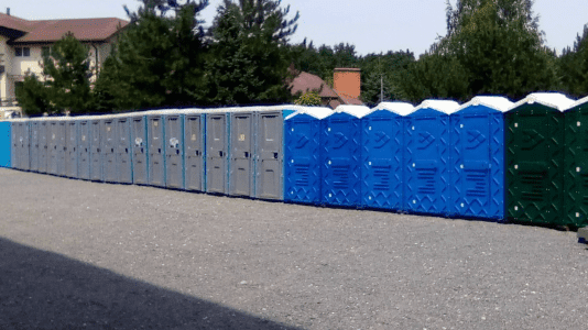 Мобильный биотуалет: насколько актуально такое решение