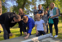 В благодарность за теплый прием: в Кременчуге переселенцы посадили зеленую аллею