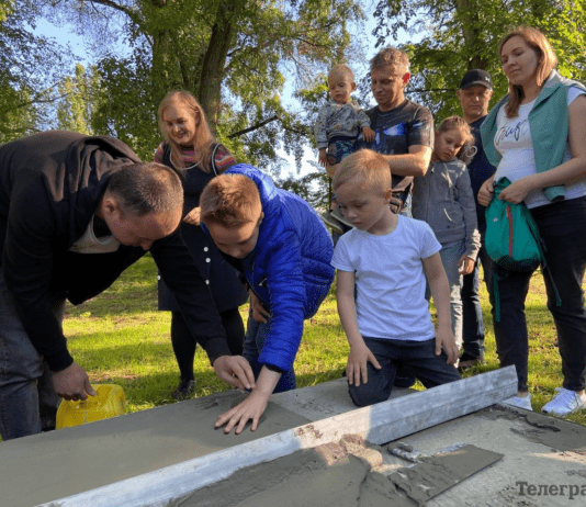 В подяку за теплу гостину: в Кременчуці переселенці посадили зелену алею